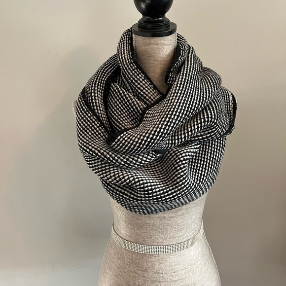 Dillard brand scarf. - Picture 1 of 4
